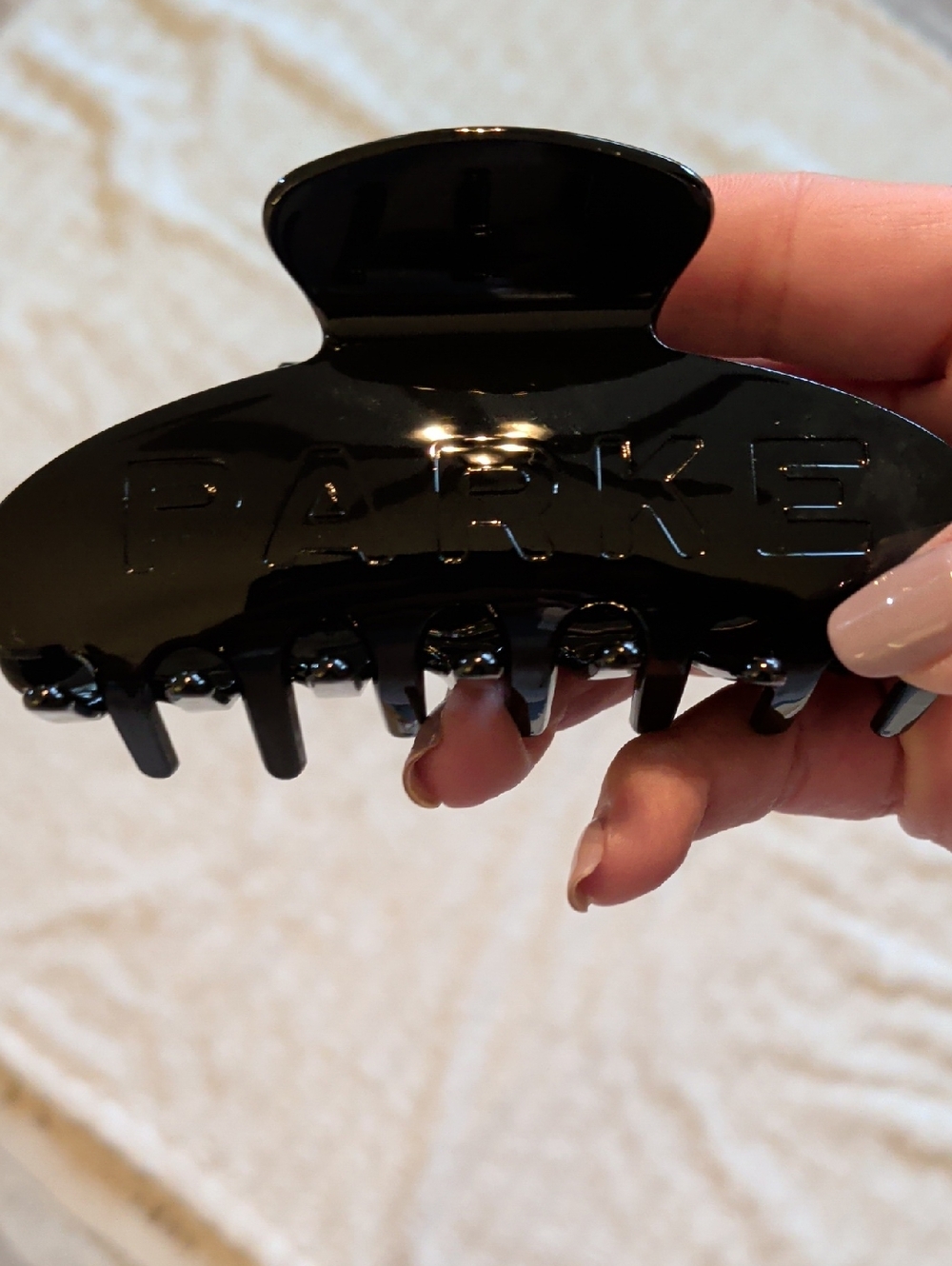 PARKE black glossy hair claw clip